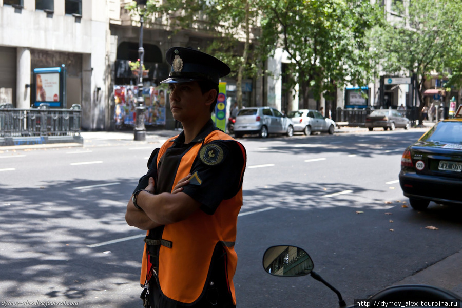 Полицейский возле кафе. Фотографируется без проблем. Буэнос-Айрес, Аргентина