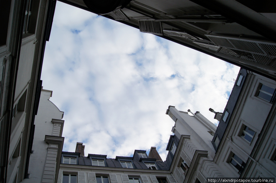 дворики, как и в Питере Париж, Франция