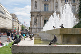 рядышком с Hotel de Ville de Paris (мэрия) голуби освежаются у фонтана