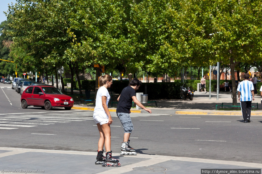 Здесь много людей, катающихся на роликах и велосипедах. Буэнос-Айрес, Аргентина
