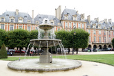 фонтан на Вогезской площади (Place des Vosges) — тоже жутко знаменитое место. В этом вольерчике благоденствия очень приятно прогуляться