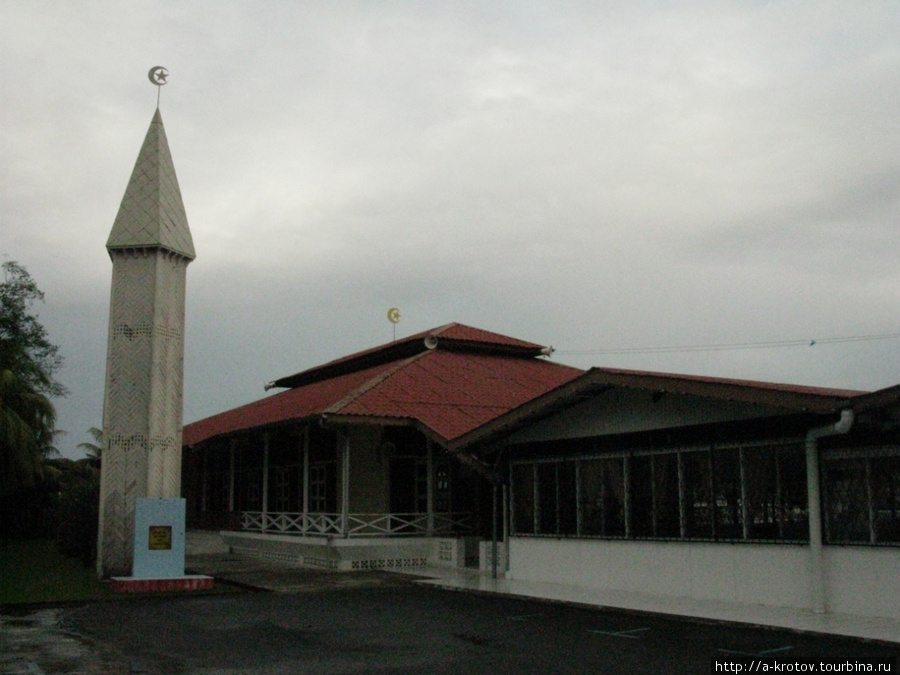 В этой мечети я ночевал в очередной приезд в КК Кота-Кинабалу, Малайзия