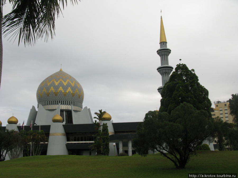 Главная мечеть штата Сабах (в ней я жил в 2008 г) Кота-Кинабалу, Малайзия