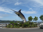 Статуя дельфина