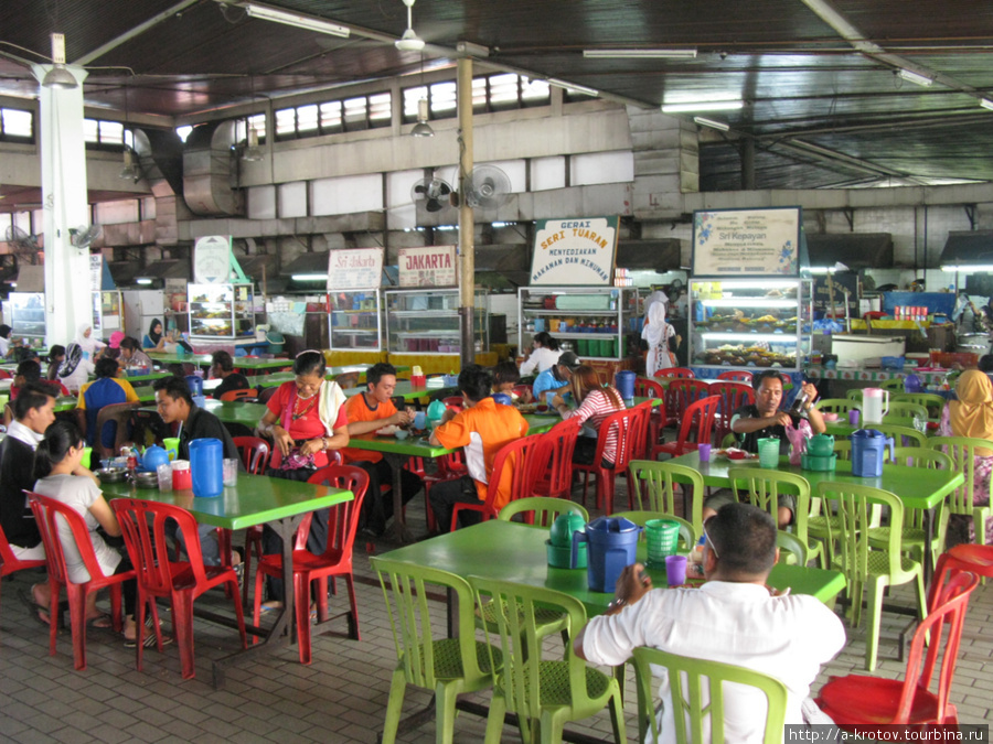 Общественная столовая на втором этаже рынка (всё недорого и вкусно) Кота-Кинабалу, Малайзия