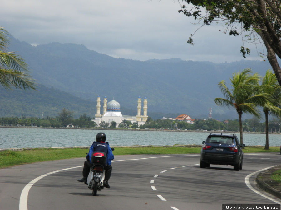 Главная мечеть города (очень далеко от центра) Кота-Кинабалу, Малайзия