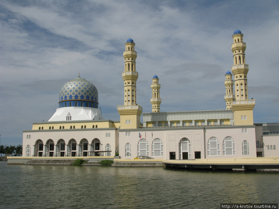 Главная мечеть города KK Кота-Кинабалу, Малайзия