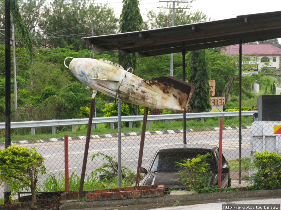 Памятник то ли ракете, то ли торпеде Кудат, Малайзия