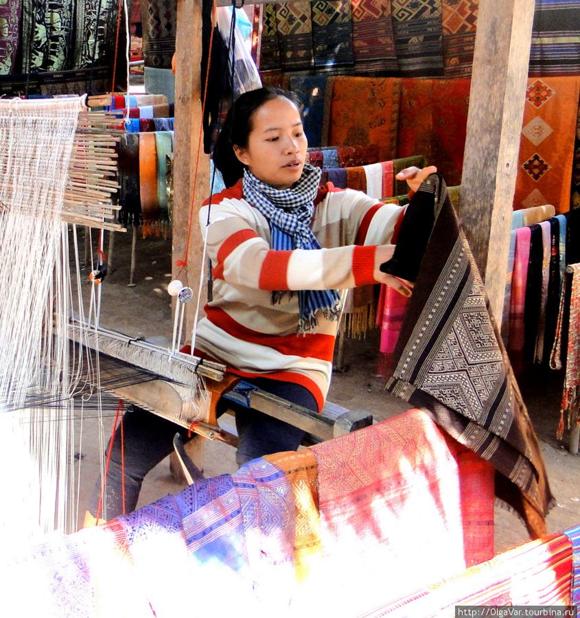 Местная ткачиха-мастерица Бан-Пак-Оу, Лаос