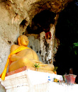 Скульптура Будды перед входом в верхнюю пещеру