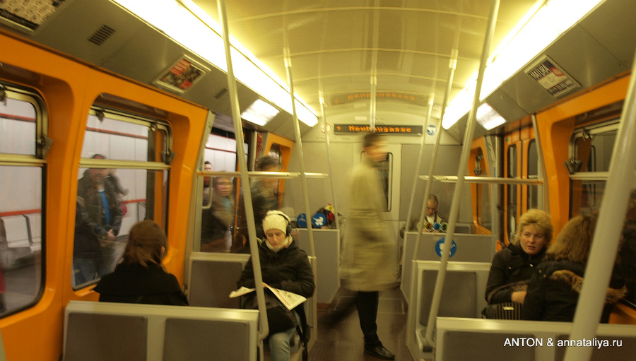 Поезд метро изнутри Австрия