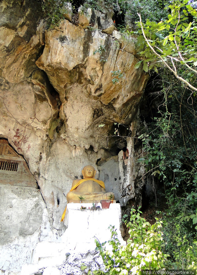 Справа у входа — статуя золотого Будды Бан-Пак-Оу, Лаос