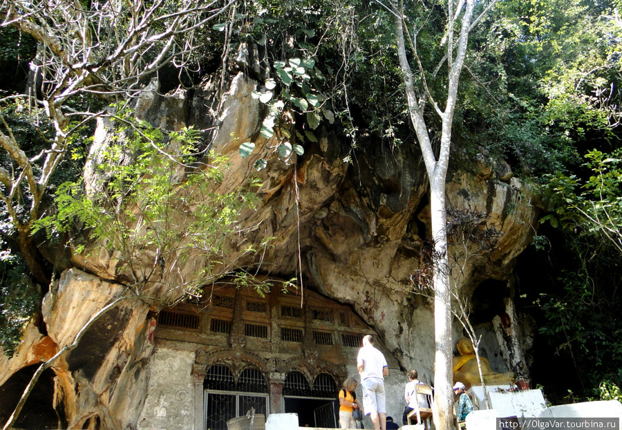 Вход в верхнюю пещеру Бан-Пак-Оу, Лаос