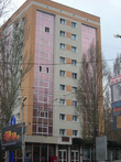В центральной части города стандартные девятиэтажки одевают в пластик и стекло — готовятся к Евро 2012.