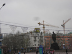 Памятник Ленину, куда же без него.