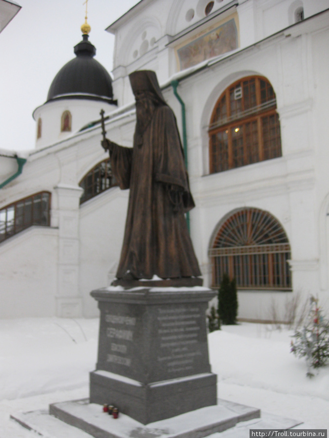 Памятник епископу Дмитровскому Серафиму