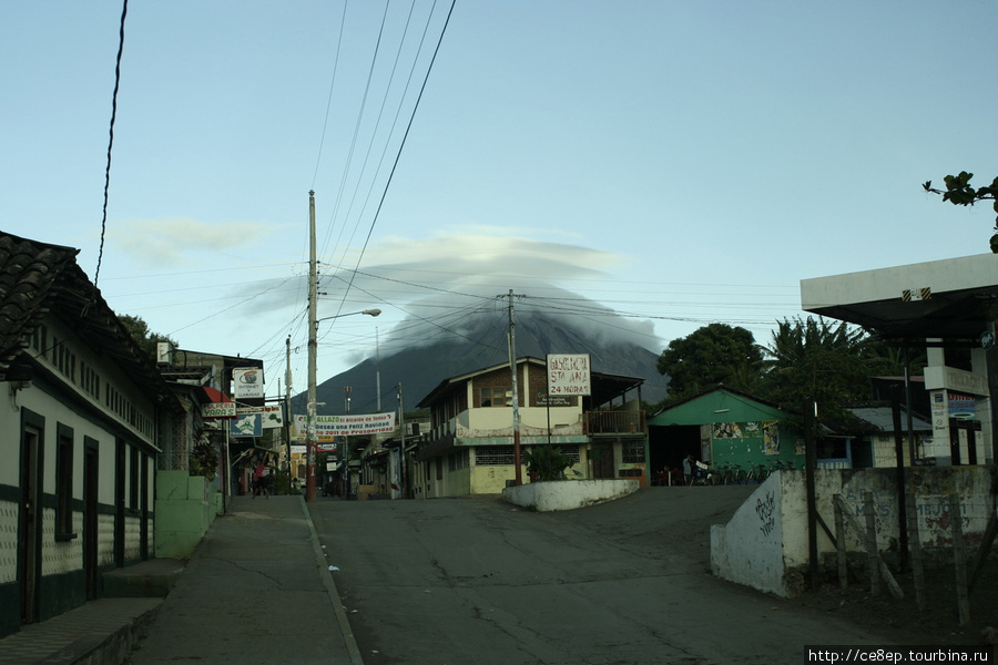В конце главной улице заставка в виде вулкана Остров Ометепе, Никарагуа