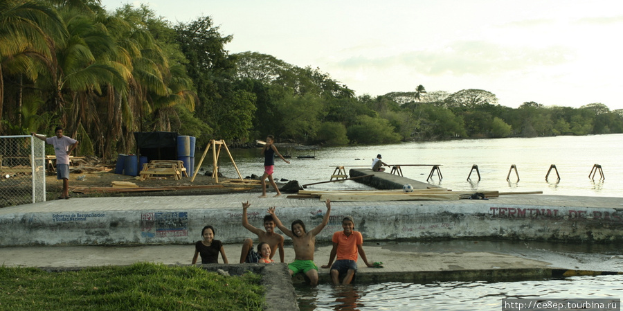 Молодое население купается прямо рядом с пристанью и радуется жизни. Остров Ометепе, Никарагуа