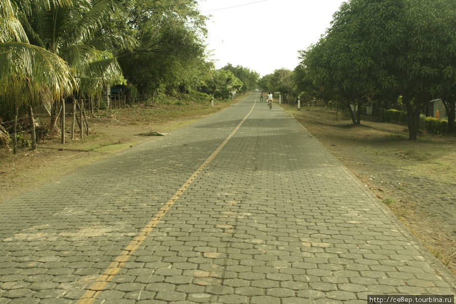 А если бы дорога была желтая, то можно было бы смело подумать, что она ведет к Изумрудному городу Остров Ометепе, Никарагуа