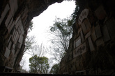 Сквозная пещера в середине подъёма