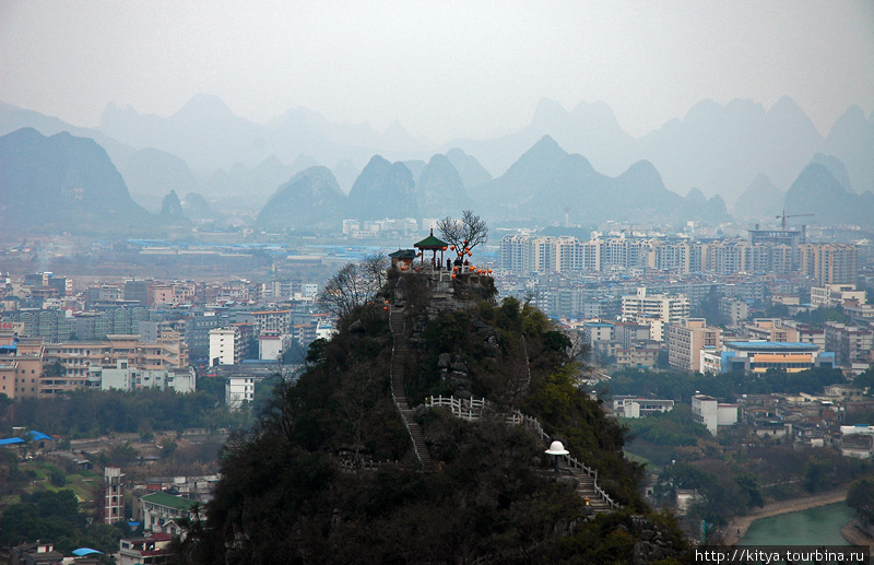 Вторая (меньшая) вершина того же холма Гуйлинь, Китай