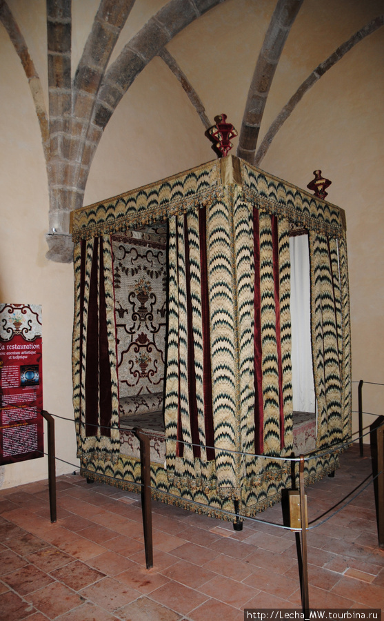 Кровать Генриха Навварского...может фот тут он и спал с Королевой Марго Фуа, Франция