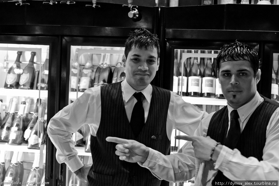 Официанты и бармены одеты соответственно Буэнос-Айрес, Аргентина
