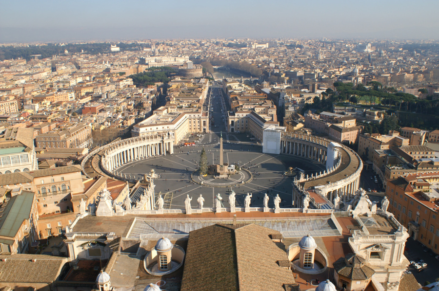 Вид на площадь Святого Петра с купола одноименного Собора Рим, Италия
