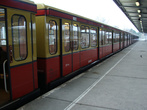 S-Bahn — любезно встречающий нас поезд. Аэропорт Schoenefeld