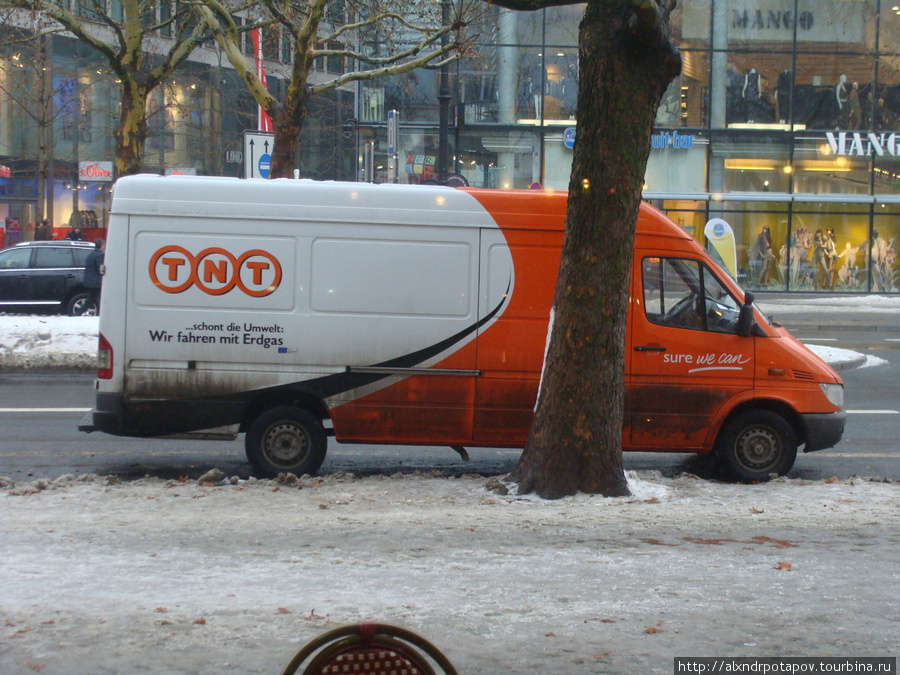 Машинка одной из крупнейших логистических компаний Европы — голландской TNT Берлин, Германия