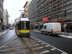 В завершение очаровательный желтый трамвай.. Вроде это рядом в Hackesche Höfe