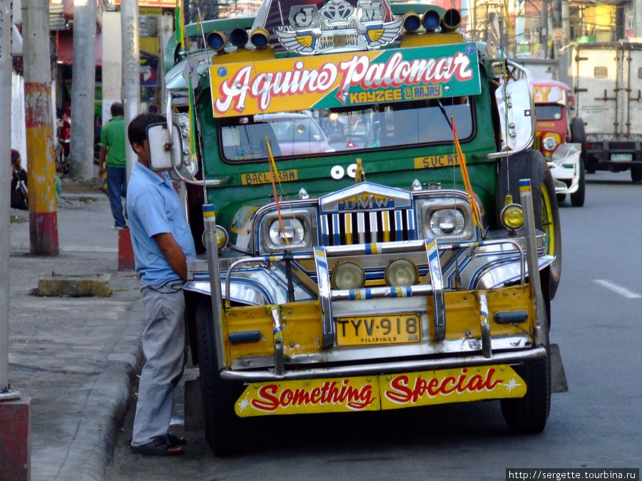 Кто догадается? Что делает водитель джипни. Это тоже привычная картина для Манилы Манила, Филиппины