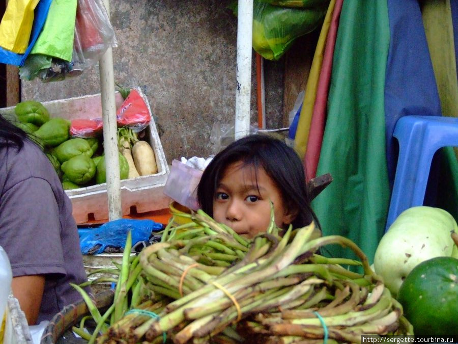Девочка долго не хотела сфотографироваться, но я ее подловил, скромняжку Манила, Филиппины