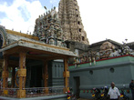 Индуистский храм в Матале — Шри Муттамариамман . Это по дороге
