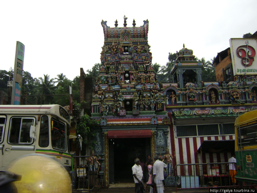 А это тоже какой-то красивый индуистский храм. Но тоже по дороге, и туда не заходили. Бентота, Шри-Ланка