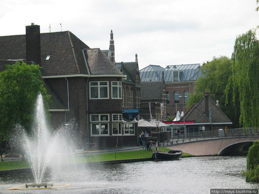 между двумя музеями: мельницей Де Фалк и Стеделейк музеем Лейден, Нидерланды