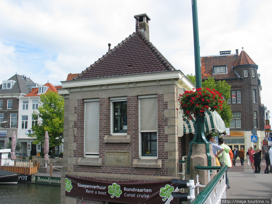 станция канал – круиз на красивой площади Лейден, Нидерланды