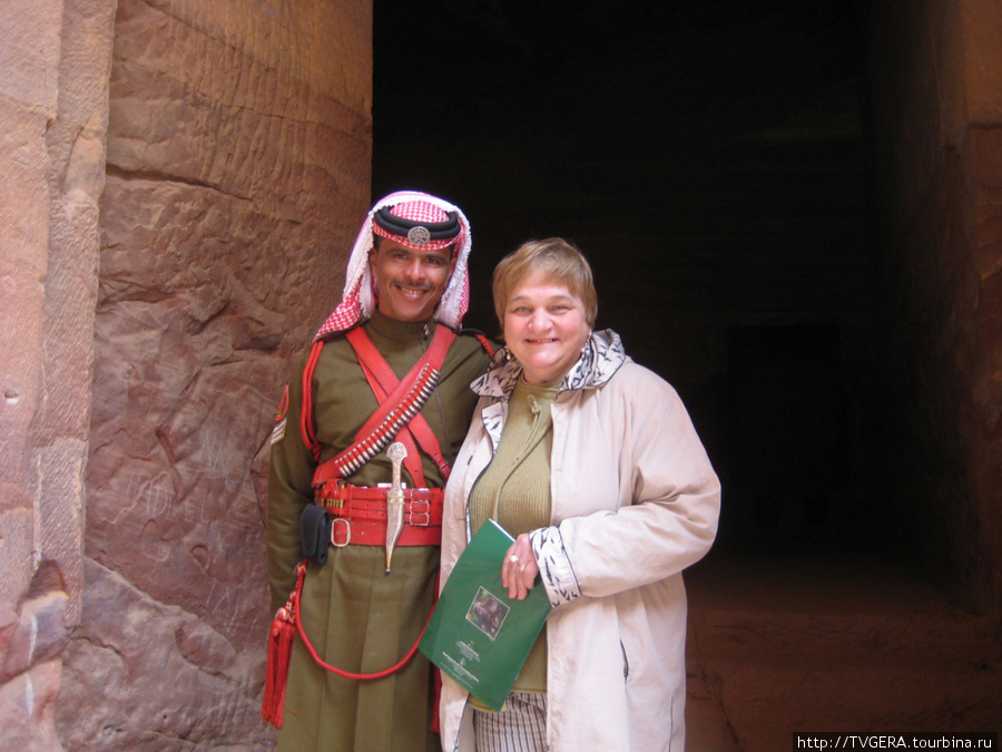 Этот воин охраняет  здание сокровищницы Эль-Хазис (казна) Иордания