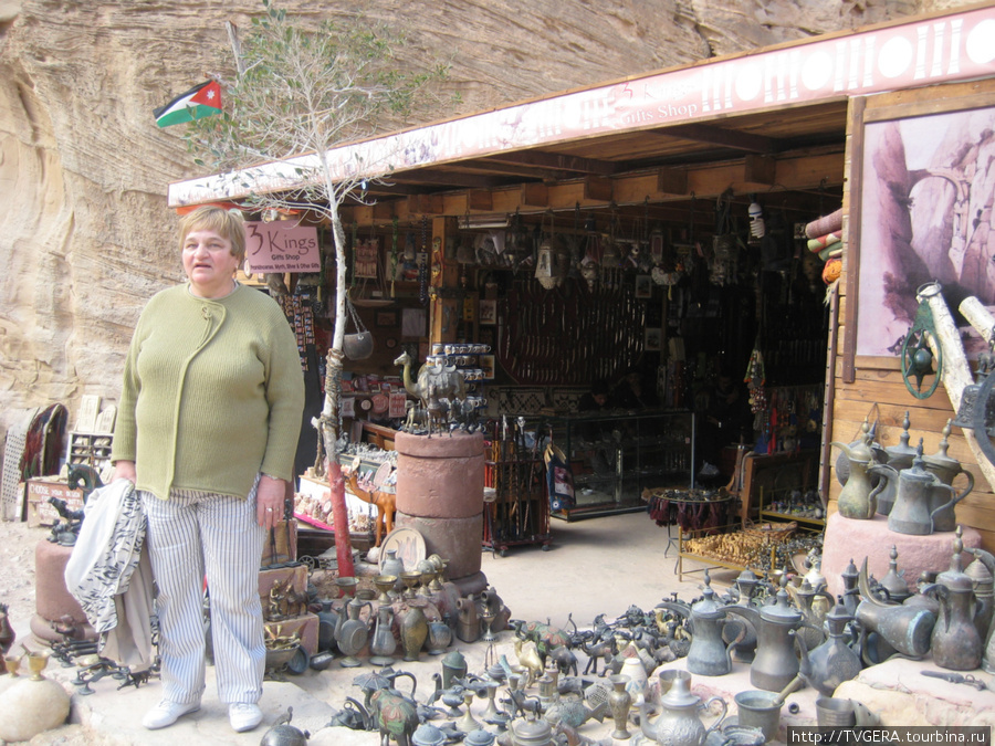 Продажа нехитрых предметов утвари новодел под старину. Иордания