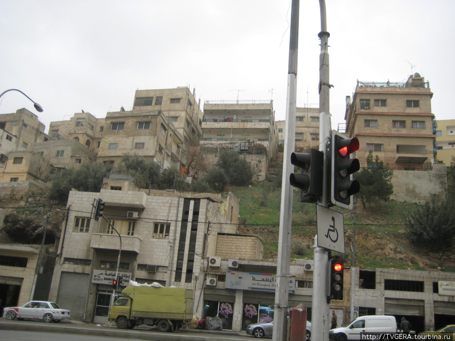 Дома поднимаются вверх ,в горы.Амман окружен горами и сам раскинулся в нескольких долинах. Иордания
