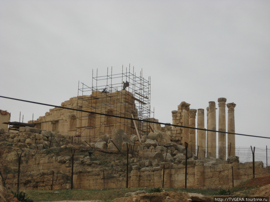 Реставрационные работы у главного входа Иордания