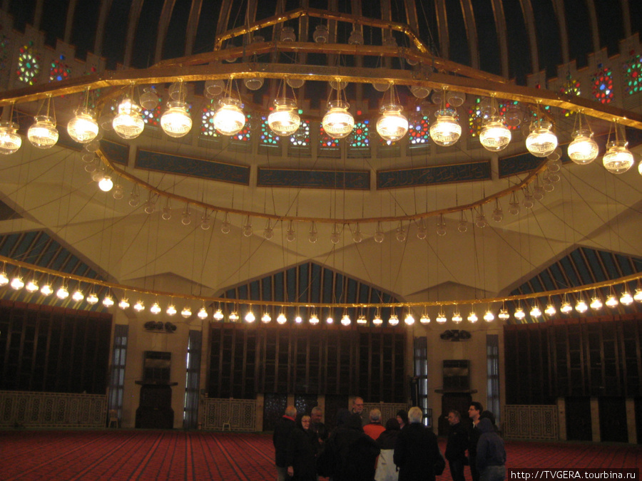 Гигантская люстра в новой мечети -изюминка архитектурного решения. Иордания