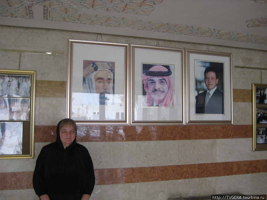 Даже при входе в мечеть развешаны портреты бессменной правящей королевской семьи Справа Абдулла ,это он построил новую мечеть. Иордания