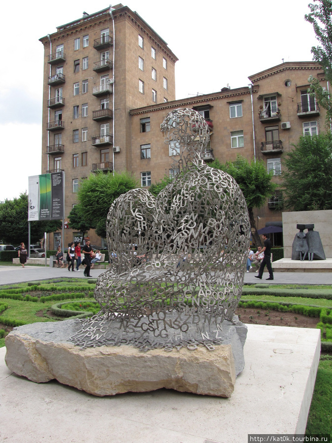 Скульптура Еревана. Другая, совсем другая. Ереван, Армения