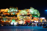 Вечером центр старого Лицзяна расцвечен как новогодняя елка.