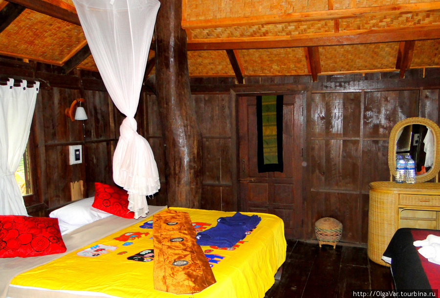 Вторая двуспальная кровать в комнате. На фото видна дверь в душевую и туалет Луанг-Прабанг, Лаос