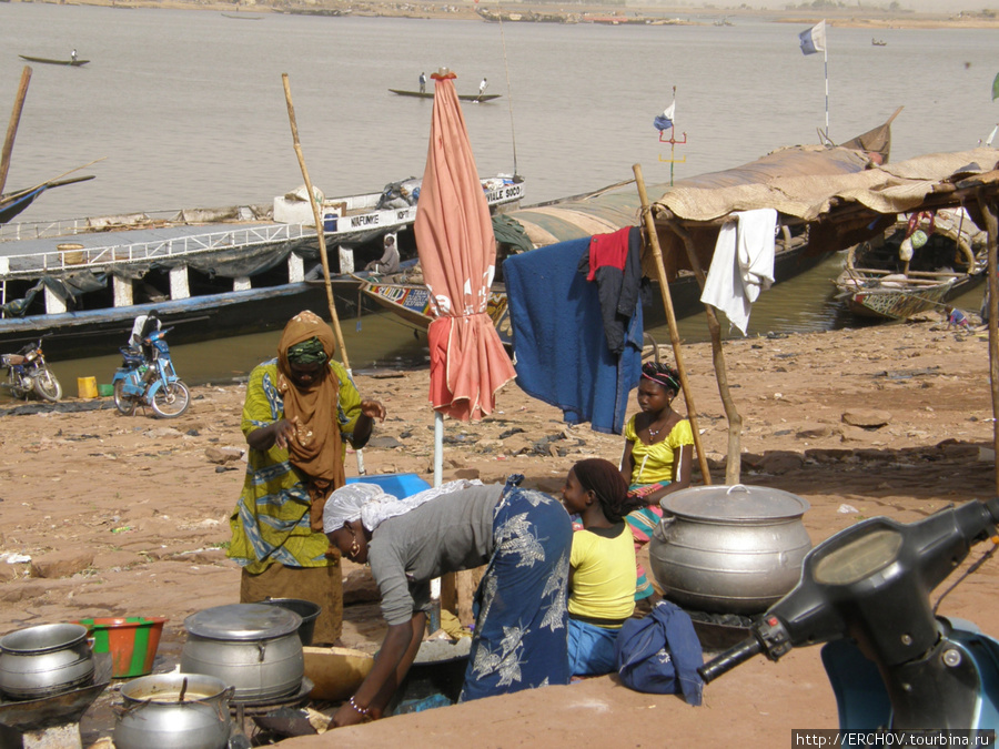 На набережной Мопти, Мали