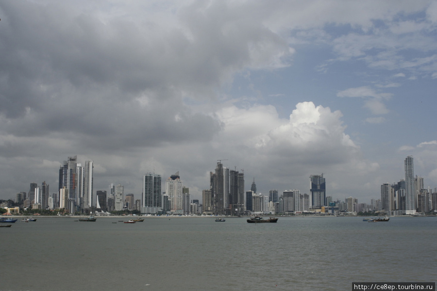А так город выглядит со стороны старого города Панама-Сити, Панама