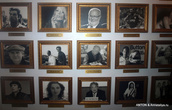 Фотографии знаменитостей на стене в холле