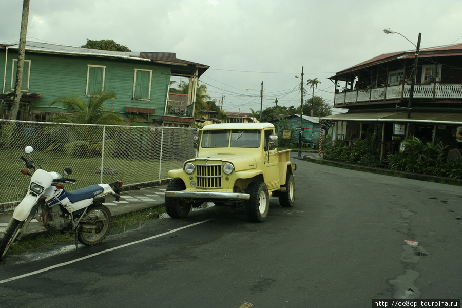 Автомобиль невыясненной марки и модели, наверно от старых времен остался Бокас-дель-Торо, Панама